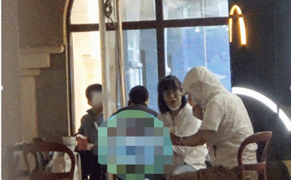 葛优老婆贺聪罕见现身，素颜打扮十分低调，拿大玩具逗小男孩