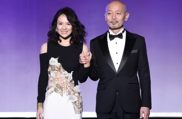 葛优老婆贺聪罕见现身，素颜打扮十分低调，拿大玩具逗小男孩