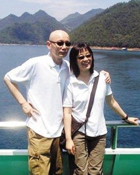 葛优老婆贺聪罕见现身，素颜打扮十分低调，拿大玩具逗小男孩