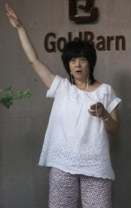 葛优老婆贺聪罕见现身，素颜打扮十分低调，拿大玩具逗小男孩