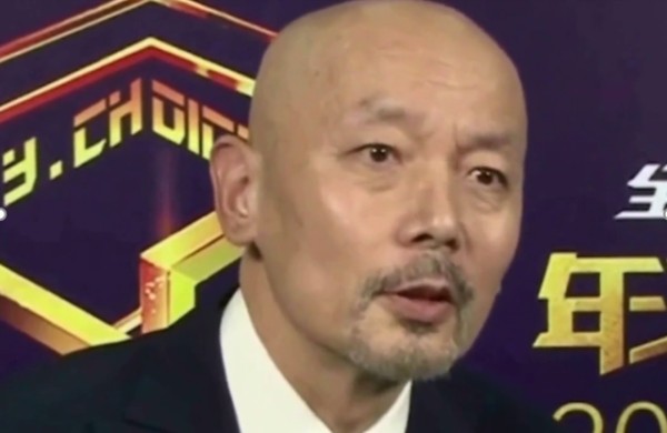 葛优老婆贺聪罕见现身，素颜打扮十分低调，拿大玩具逗小男孩