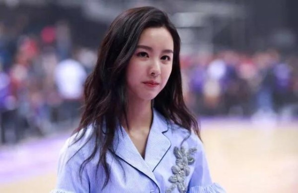 女神陈都灵现身全明星，郭艾伦上前互动，网友：这是心动的感觉！