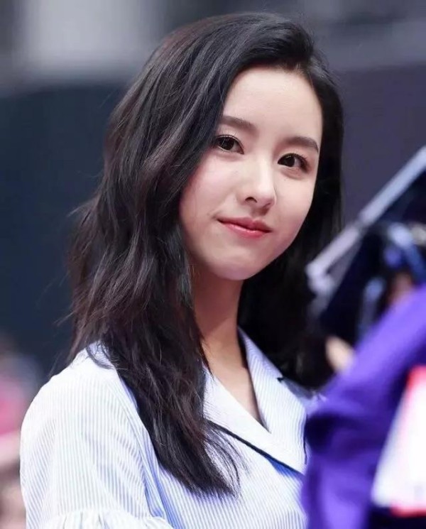 女神陈都灵现身全明星，郭艾伦上前互动，网友：这是心动的感觉！