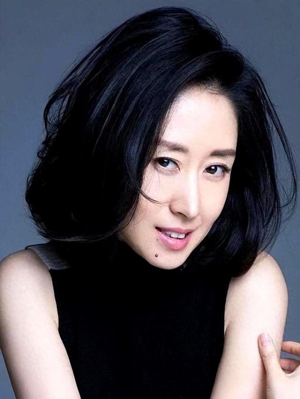 49岁刘敏涛：与女儿相互陪伴，感情世界成谜，身材保持似少女