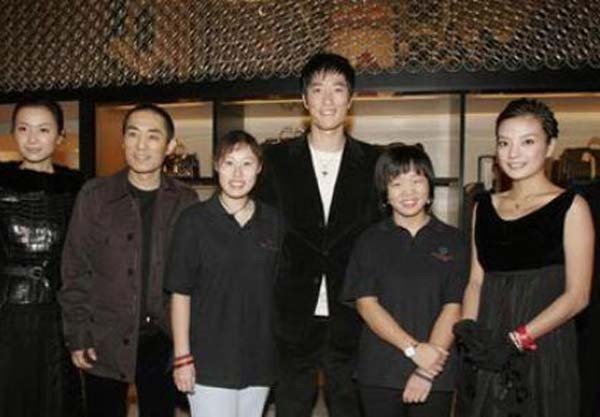 张艺谋怎么那么恨赵薇 两人互呛私下关系不和真相曝光