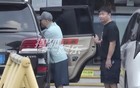 那英老公拄拐现身医院 没人陪护司机与他保持距离