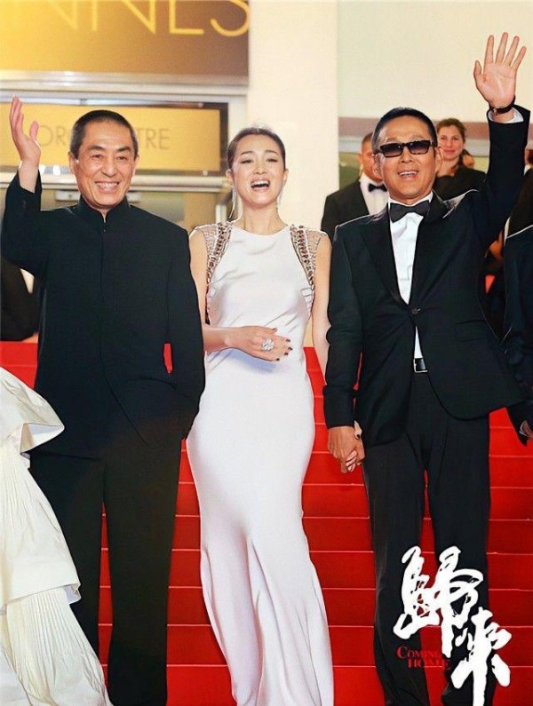 巩俐紧牵着陈道明走红毯，完全不搭理一旁的张艺谋，场面很尴尬