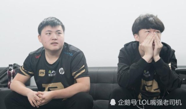 小虎爆料RNG队内氛围基情四射，小鲜肉karsa脸都红了！