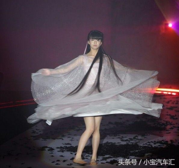 15岁上春晚转4小时成名，小彩旗今出行豪车接送，却过成夜场女王