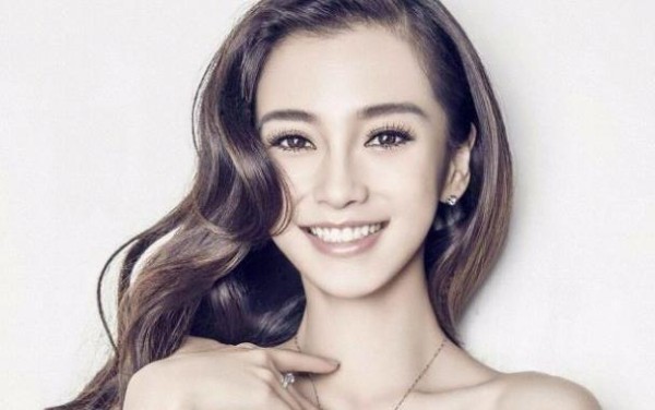 杨颖晒照片疑似与雷佳音海边散步，自曝小海绵开始会说话