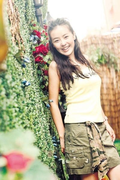 她是杰女郎，是陈晓东相差13岁的小女友，现只能在网综中打酱油