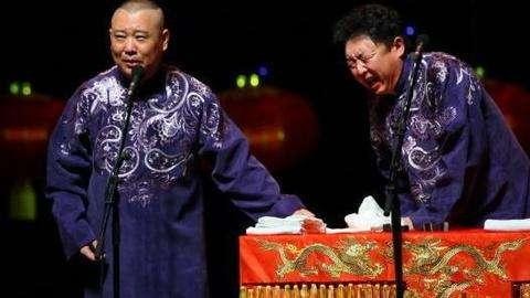 他和于谦是师兄弟，在德云社里有特权，郭德纲邀请加入的相声演员