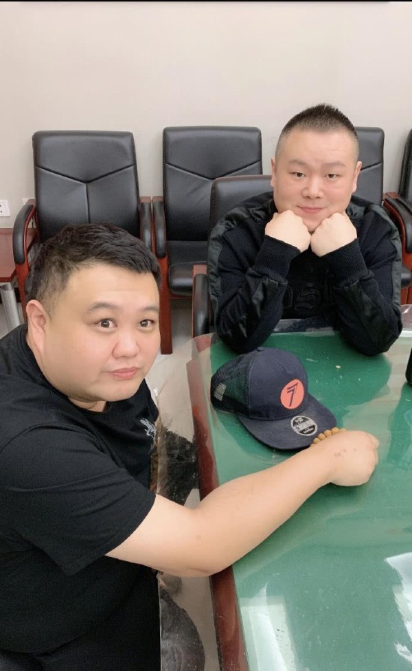 他和于谦是师兄弟，在德云社里有特权，郭德纲邀请加入的相声演员