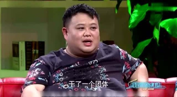 他和于谦是师兄弟，在德云社里有特权，郭德纲邀请加入的相声演员