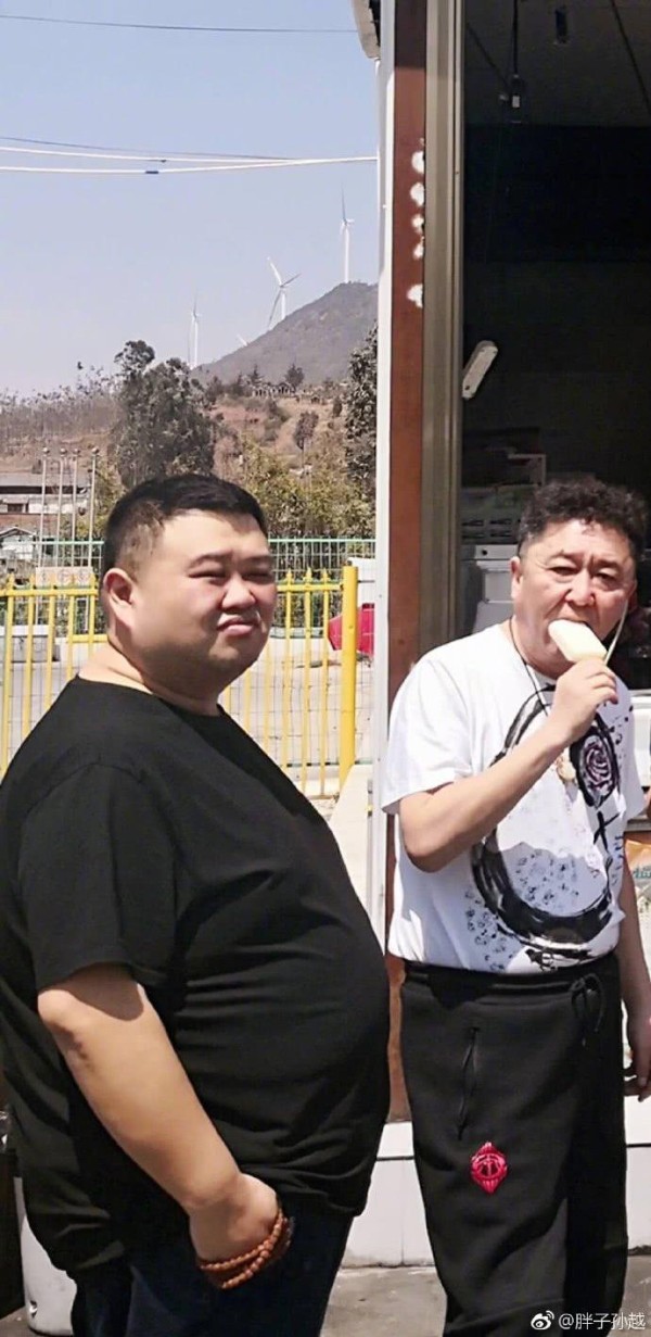 他和于谦是师兄弟，在德云社里有特权，郭德纲邀请加入的相声演员