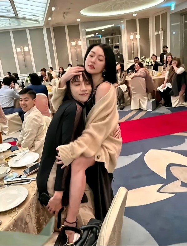 嘻嘻说娱乐：终于明白之前有很多传闻，小S和她的舞蹈老师之间太过于暧昧了，看他们两个人，无论是一起练舞，还是一同参加喜宴聚餐，两人都是非常亲密无间的。

不论舞蹈老师的性取向如何，在这种场合下的肢体接触确实显得过于刺眼，这或许反映了其家庭教育的缺失，与个性搞怪与否并无直接关联。
客观而言，她的命运似乎与母亲有着相似之处，同样生育了三个女儿，其中两个女儿的身世还引发了争议，似乎与某些熟人有关。这些女儿...