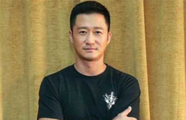 他是吴京最铁的兄弟，为捧吴京甘愿跑龙套，如今吴京大火，他过得如何了