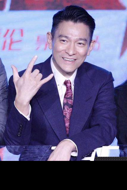 刘德华一复出就蹭《战狼2》热度：蛮替吴京开心，熬了那么多年！