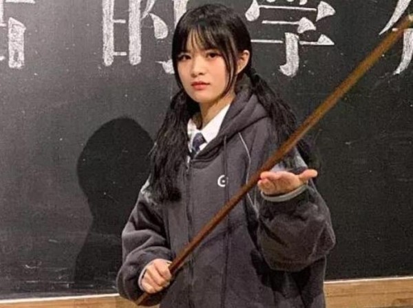 七阿姨还是对蔡徐坤下手了，故意关掉十级美颜，却再次败给现实