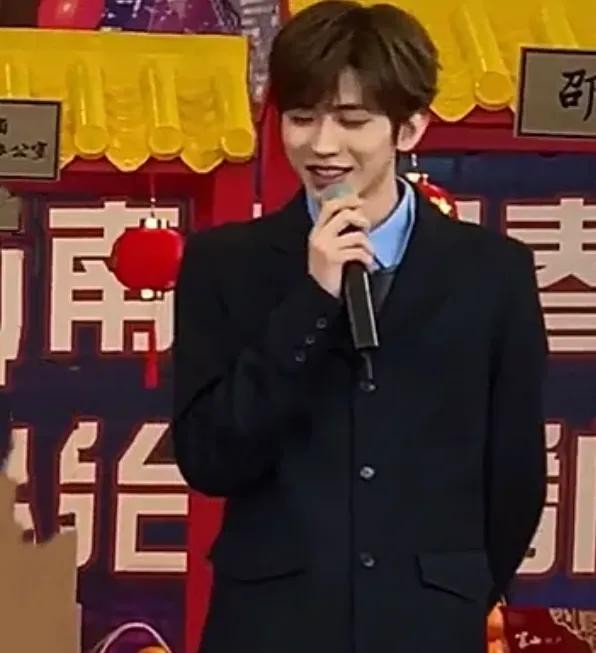 七阿姨还是对蔡徐坤下手了，故意关掉十级美颜，却再次败给现实