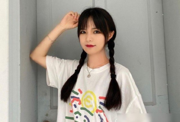 网红七阿姨真实年龄成谜，在全网年纪皆18当下，她却敢直言自己47