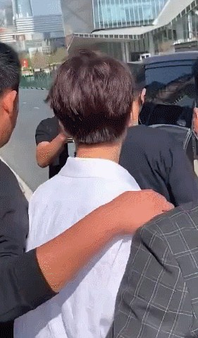 王俊凯被黄牛搂肩是怎么回事，原来是两人蓄谋合影