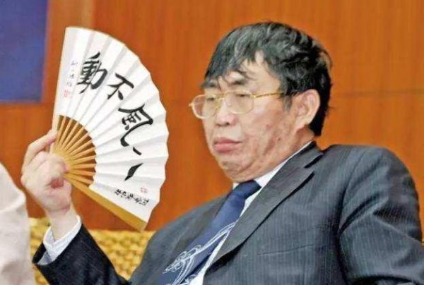 聂卫平为怀孕小三抛弃原配，三婚娶小23岁娇妻，棋圣的桃色人生