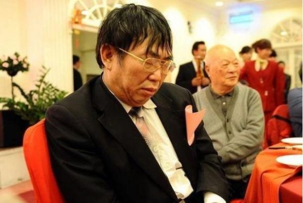 聂卫平为怀孕小三抛弃原配，三婚娶小23岁娇妻，棋圣的桃色人生