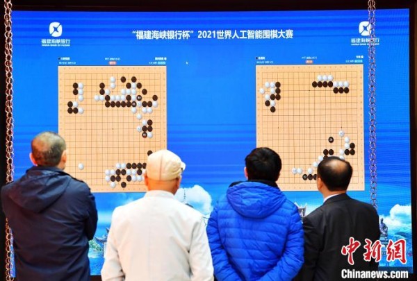 当天进行了五番棋的前三局较量，星阵围棋、天狗、鱼围棋、大胖围棋4支人工智能队伍展开“厮杀”。　张斌 摄