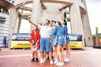 女神们和两位队长自拍，气氛融洽。
