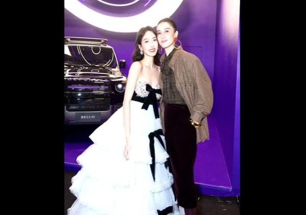 宋佳晒与众星合影，一身搭配既美又帅，女王气场十足！