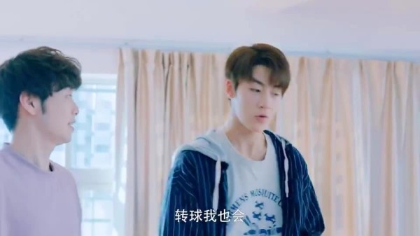 陆苗拿过校花的手机，却被校花“柔情嘲讽”，气的当场练习踢踏舞