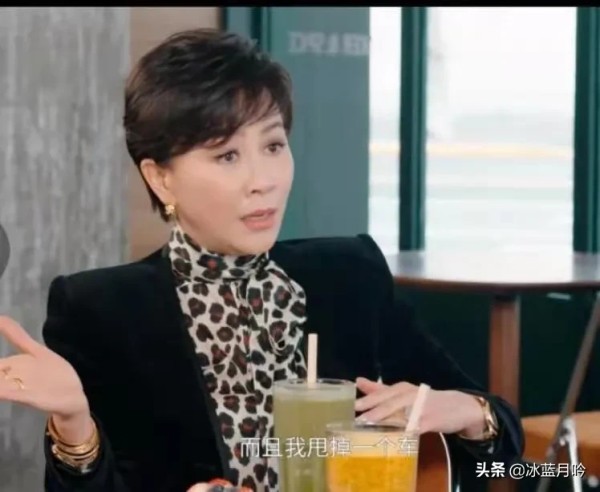 冰蓝月吟：#刘嘉玲说狗仔都是特工#

刘嘉玲这是又有什么事？为何谈到狗仔说他们对于明星私生活的挖掘，都有特工的技能？

这是刘嘉玲在和赌王女儿何超莲，一起聊天的时候，对娱乐记者的评价。港星喜欢将娱乐记者说成“狗仔”!

无孔不入的挖掘明星的私事，私照，出行；这种行为被很多明星厌恶。也正是如此 ，明星很多见不得光的行径，才被放出来!

卓伟就是娱乐圈的“超级特工”，不得不说他的爆料，几乎最后都能实锤...