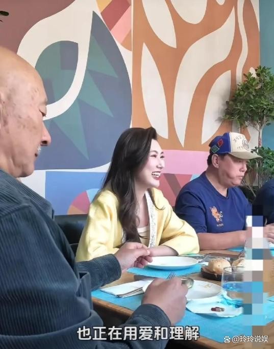 陈佩斯跟家人一起聚餐，妹夫为赵子龙张山，外甥女又白又靓