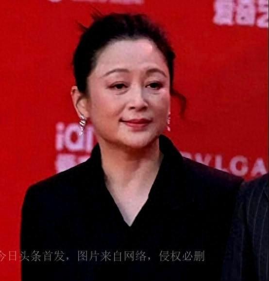 54岁陈红，皮松肉垮愈发老态，比她大17岁陈凯歌都比其显年轻