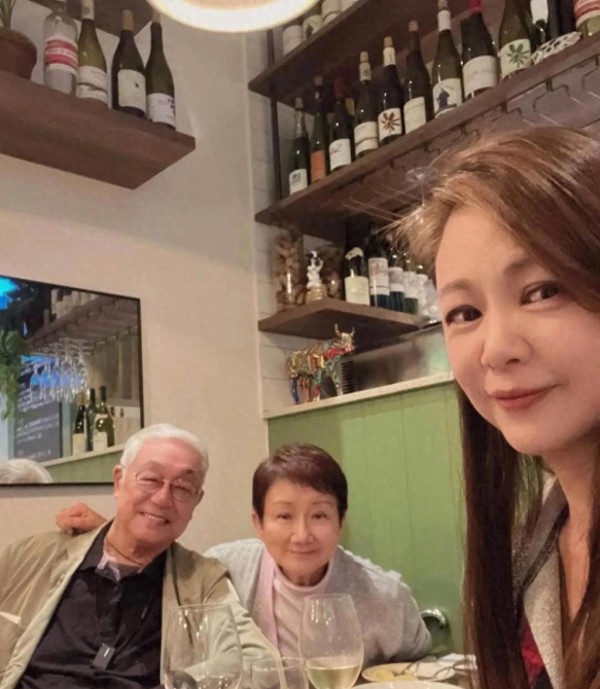 电视台视帝旧爱三姐妹聚会，情谊深厚，父亲在娱乐圈声望显赫