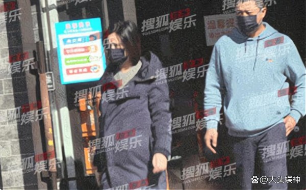 50岁李亚鹏再当爹，90后娇妻孕肚凸起，全程贴身陪同产检