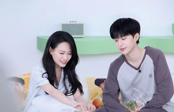 范丞丞陪表姐产检揭秘：明星家庭温馨日常曝光