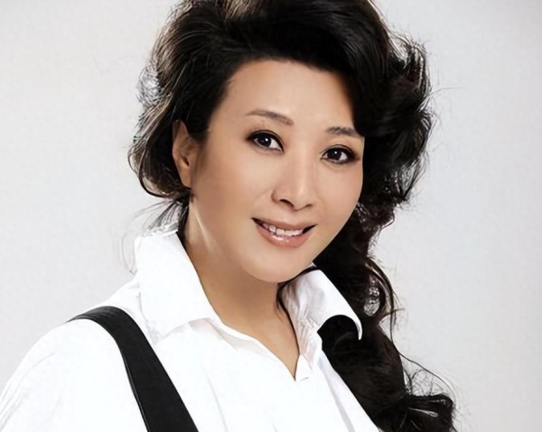 “国家一级演员”，身材傲人长相佳至今零绯闻，61岁孑然一身