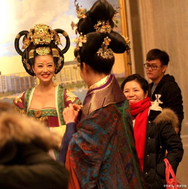 “女王与才女：武则天与上官婉儿的传奇闺蜜情”