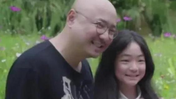 16岁徐小宝与徐峥父女在上海街头偶遇，网友赞其惊喜亮相