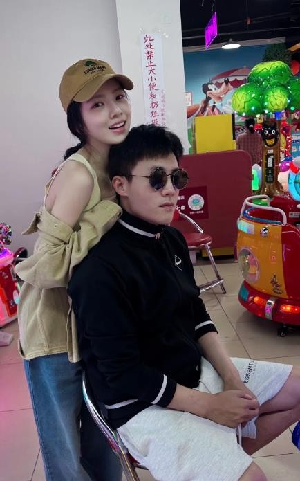 近日：杜淳与妻子王灿同框，网友惊呼像父女，甜蜜恩爱引热议！