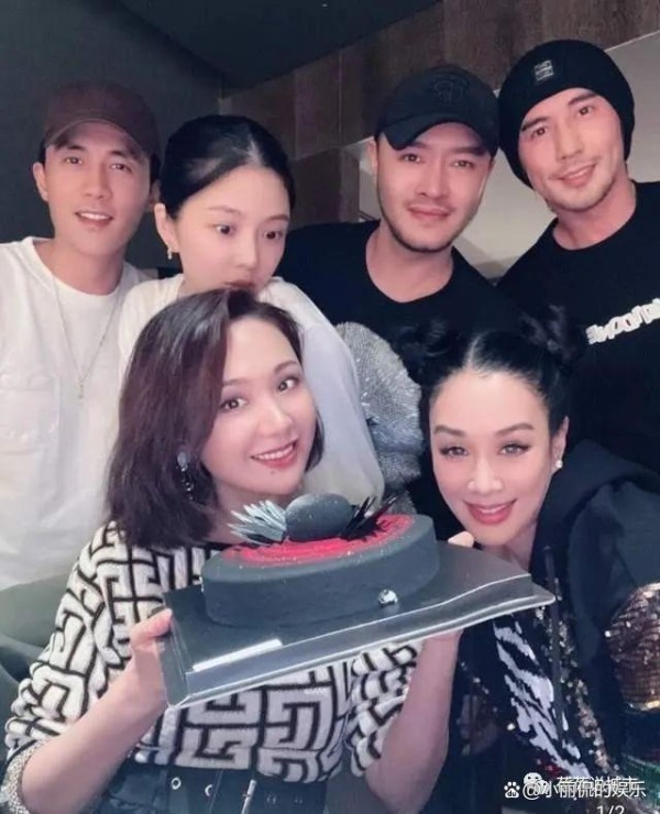 年轻也没赢！杜淳29岁老婆与52岁钟丽缇同框，头秃一块脸色蜡黄