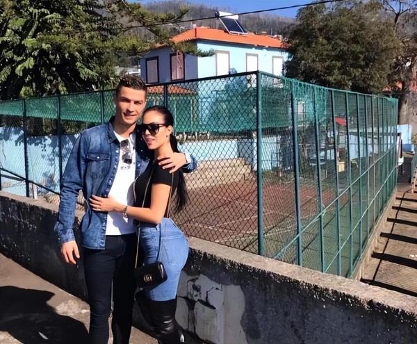C罗未婚妻清纯人设崩塌，西媒曝其黑历史，为卖货生存夜会金主