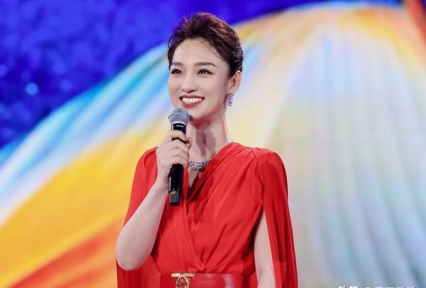 又一位演员跨界主持颁奖晚会，这次搭档央视门面担当蓝羽