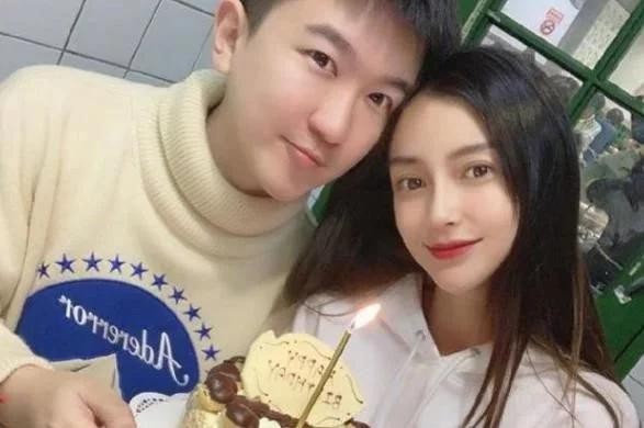 娱乐圈里的神仙友谊，baby深夜为张大大补过生日，像极了一对闺蜜