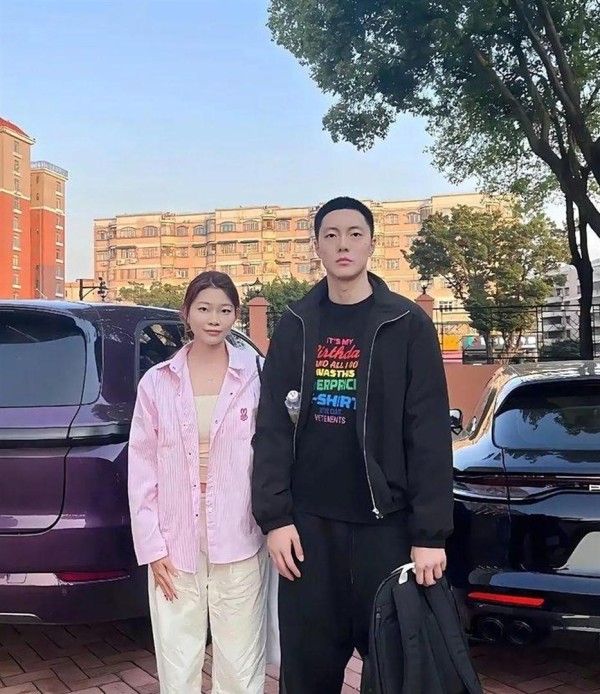胡明轩妹妹惊艳亮相！17岁身高逼近1米8，颜值不输明星