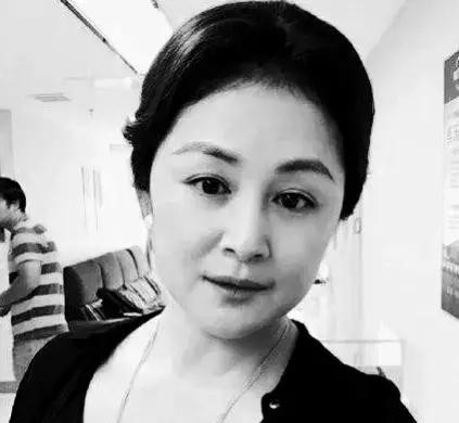 “谢大脚”仙逝，球球暂停直播，而64岁的他依然照旧开直播带货