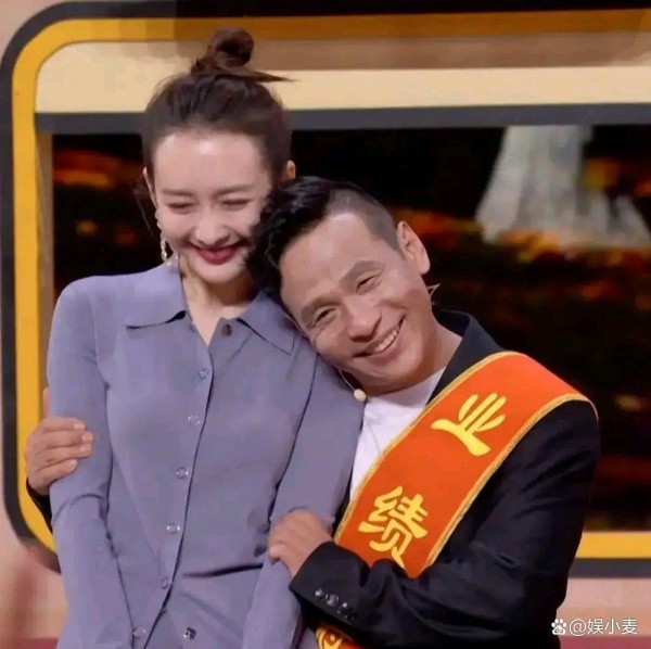 靠王鸥肩膀，还单手抱王鸥，宋小宝真是太会小鸟依人了！