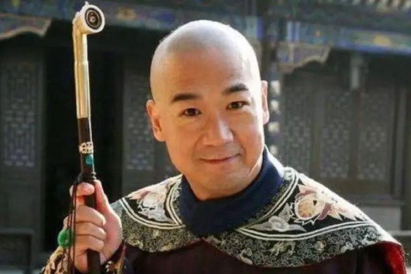 张国立被自己的亲儿子坑到远离娱乐圈。张默真是坑爹坑到家了